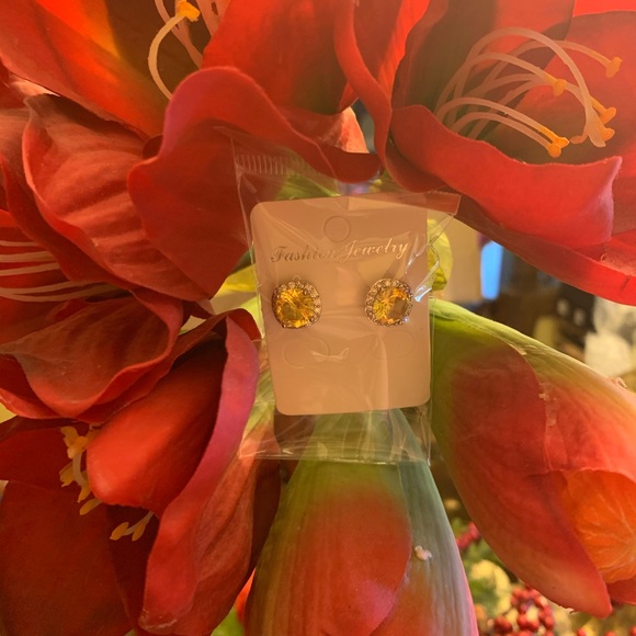 Dressy Stud Earrings - Picture 4 of 5